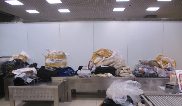 Екатеринбурженка прилетела из Стамбула и привезла с собой 105 кг одежды и обуви - Фото 4