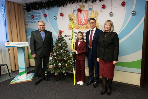 Свердловская школьница, написавшая письмо Путину, получила в подарок лыжи - Фото 2