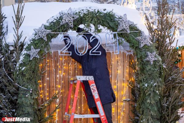 В Екатеринбурге открыли ледовый городок - Фото 3