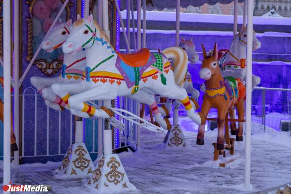 В Екатеринбурге открыли ледовый городок - Фото 4