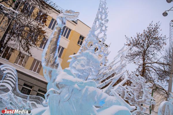 В Екатеринбурге открыли ледовый городок - Фото 6