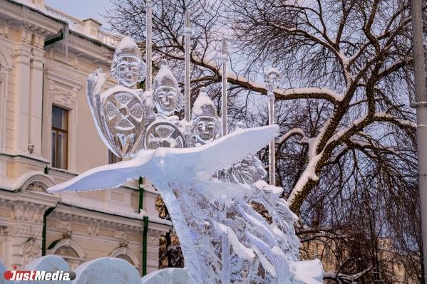 В Екатеринбурге открыли ледовый городок - Фото 7