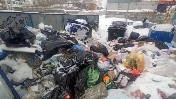 Жители Екатеринбурга жалуются на переполненные после праздников помойки - Фото 4