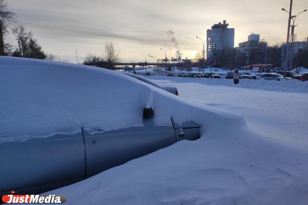В Екатеринбурге некоторые машины легко принять за сугробы - Фото 5