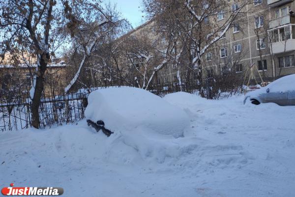 В Екатеринбурге некоторые машины легко принять за сугробы - Фото 6