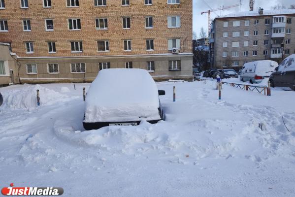 В Екатеринбурге некоторые машины легко принять за сугробы - Фото 7