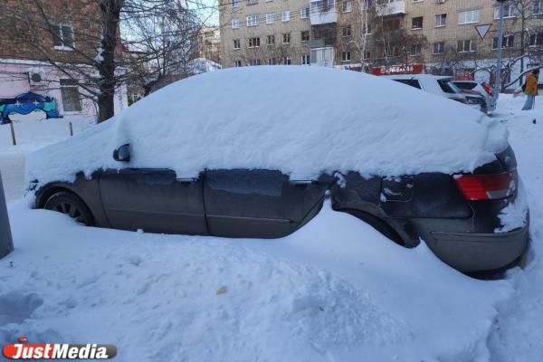 В Екатеринбурге некоторые машины легко принять за сугробы - Фото 8