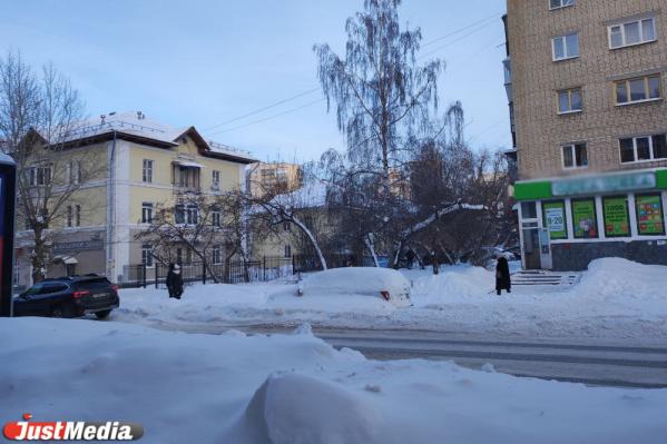 В Екатеринбурге некоторые машины легко принять за сугробы - Фото 2