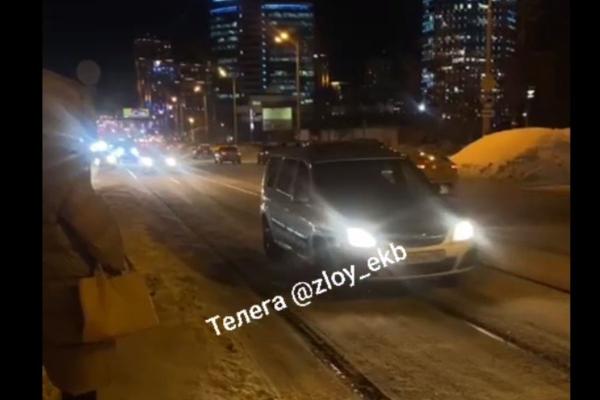 Екатеринбуржцы жалуются на автохамов, блокирующих город в 10-бальные пробки - Фото 3
