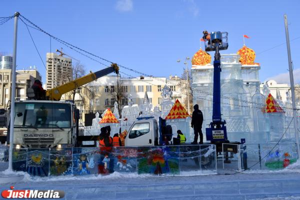 В Екатеринбурге начали убирать ледовый городок и светящиеся фигуры в центре города - Фото 2