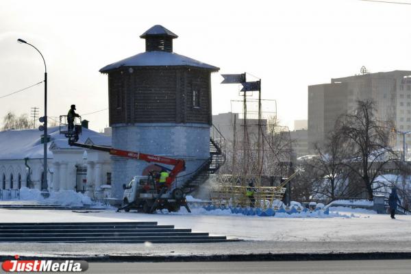 В Екатеринбурге начали убирать ледовый городок и светящиеся фигуры в центре города - Фото 4