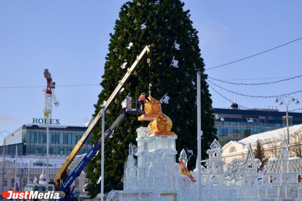 В Екатеринбурге начали убирать ледовый городок и светящиеся фигуры в центре города - Фото 5