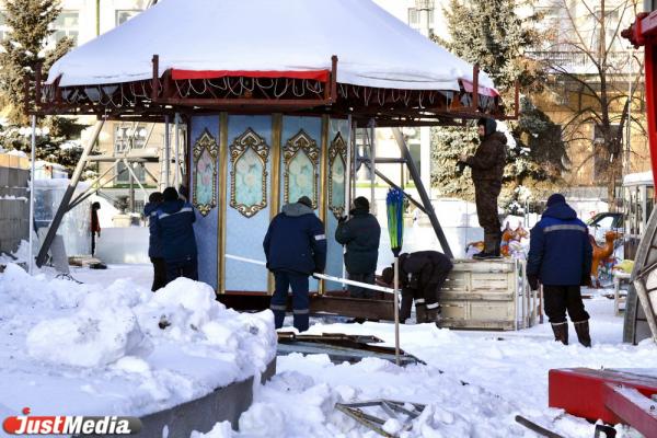 В Екатеринбурге начали убирать ледовый городок и светящиеся фигуры в центре города - Фото 6