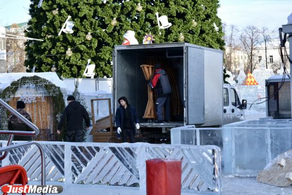 В Екатеринбурге начали убирать ледовый городок и светящиеся фигуры в центре города - Фото 7