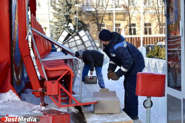 В Екатеринбурге начали убирать ледовый городок и светящиеся фигуры в центре города - Фото 8