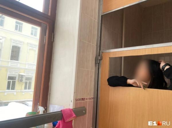 В Екатеринбурге в колледже Ползунова вырезали окошки в туалетных кабинках - Фото 2