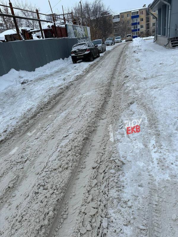 Жители Екатеринбурга массово жалуются на неубранные дворы - Фото 13