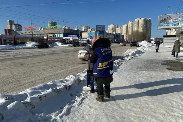 На улицах Екатеринбурга заметили агитаторов ЛДПР - Фото 2
