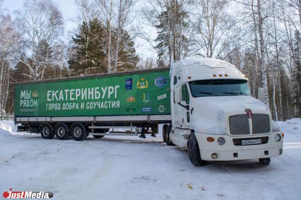 Две двадцатитонные фуры с гуманитарной помощью отправились из Екатеринбурга на СВО - Фото 2