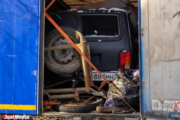 Две двадцатитонные фуры с гуманитарной помощью отправились из Екатеринбурга на СВО - Фото 3