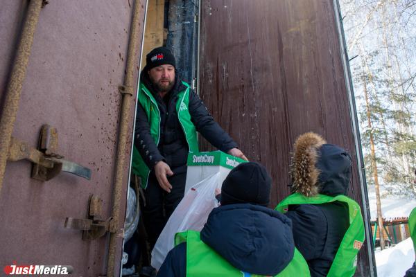 Две двадцатитонные фуры с гуманитарной помощью отправились из Екатеринбурга на СВО - Фото 6