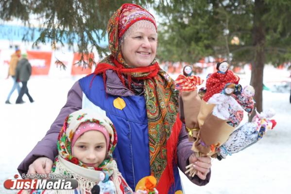Блины, гулянья и сжигание чучела: в России начали отмечать Масленицу или Сырную седмицу - Фото 2