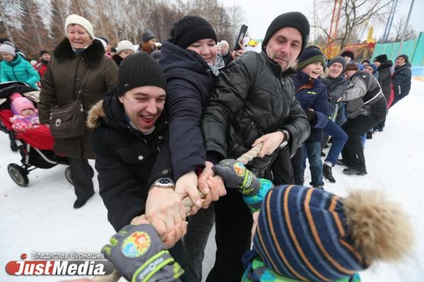 Блины, гулянья и сжигание чучела: в России начали отмечать Масленицу или Сырную седмицу - Фото 4