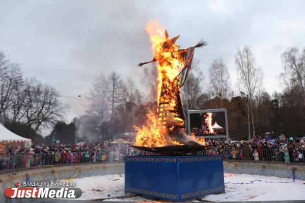 Блины, гулянья и сжигание чучела: в России начали отмечать Масленицу или Сырную седмицу - Фото 9