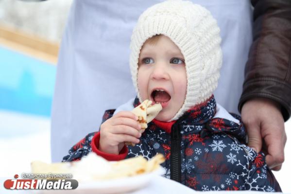 Блины, гулянья и сжигание чучела: в России начали отмечать Масленицу или Сырную седмицу - Фото 6