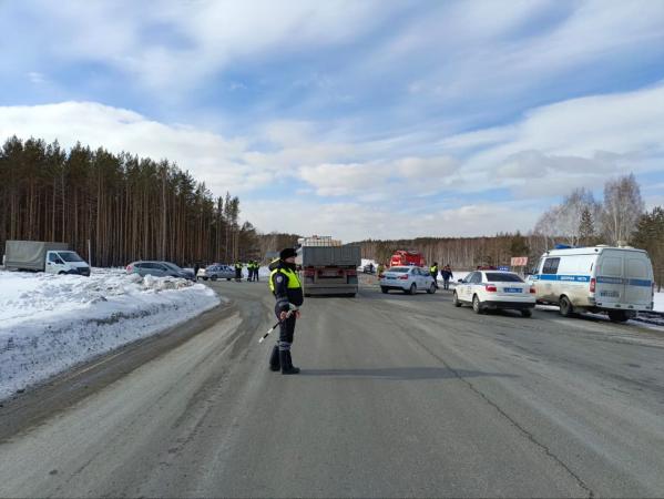 На Тюменском тракте в страшной аварии с участием фуры пострадали семь человек - Фото 2