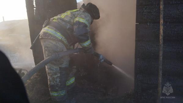 МЧС опубликовало фото и видео с места страшной трагедии в поселке Ис, где погибла мама и трое детей - Фото 3