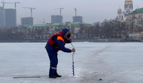 МЧС: «Ходить по Городскому пруду в Екатеринбурге, где лед уже рыхлый, опасно» - Фото 2