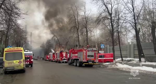 Площадь пожара на ЭнергоТрансСтрое увеличилась до 4500 «квадратов. Обрушилась крыша - Фото 2