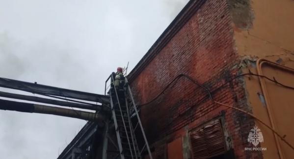 Площадь пожара на ЭнергоТрансСтрое увеличилась до 4500 «квадратов. Обрушилась крыша - Фото 3