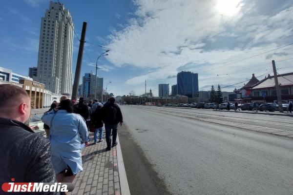 Вице-мэр Бубнов прошел по центру Екатеринбурга и оценил состояние дорог - Фото 2