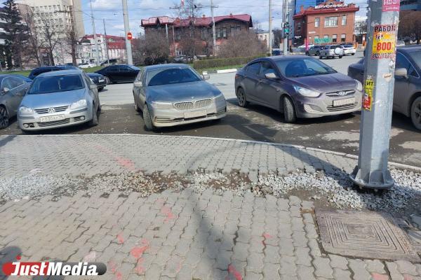 Вице-мэр Бубнов прошел по центру Екатеринбурга и оценил состояние дорог - Фото 4