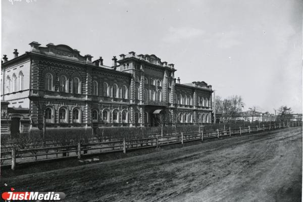 «По колено опускаешься в грязь». Где были весенние «моря» и «каша» под ногами в дореволюционном Екатеринбурге и Свердловске - Фото 8