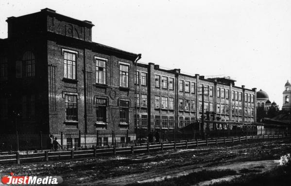 «По колено опускаешься в грязь». Где были весенние «моря» и «каша» под ногами в дореволюционном Екатеринбурге и Свердловске - Фото 6