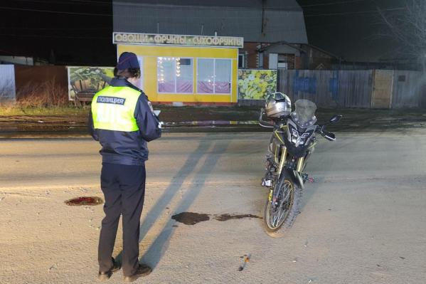 В Шалях мотоциклист разбился, налетев на металлический отбойник - Фото 2