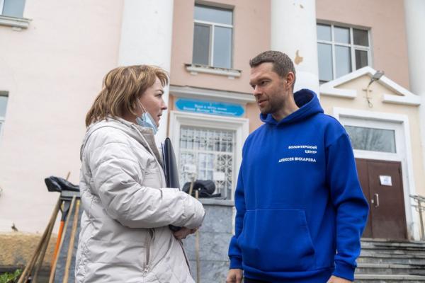 Волонтеры провели субботник в больничном сквере - Фото 2