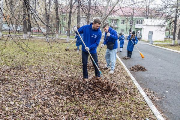 Волонтеры провели субботник в больничном сквере - Фото 4