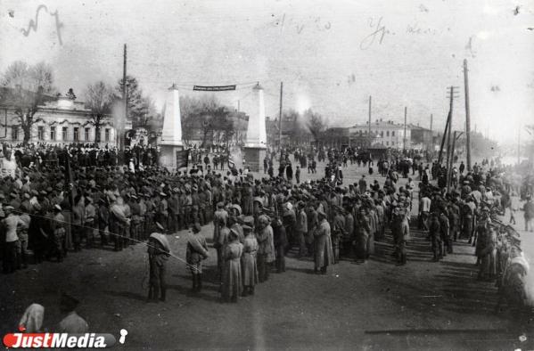 От броневиков через парады к «яблоневым веточкам». Как в разные годы отмечали 1 Мая в Екатеринбурге и Свердловске - Фото 5