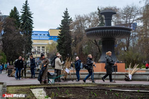 В Екатеринбурге первые лица города взялись за грабли - Фото 5