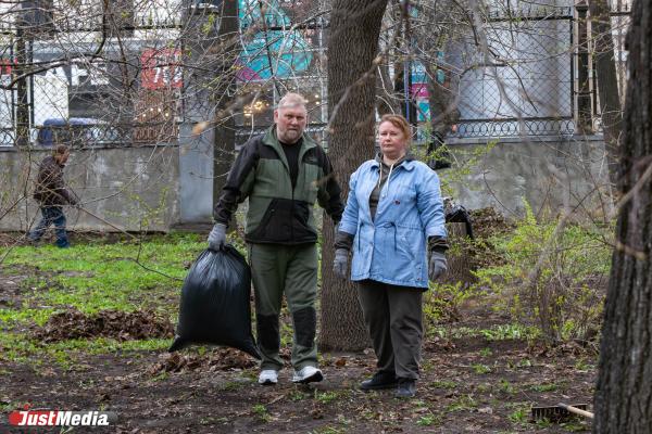 В Екатеринбурге первые лица города взялись за грабли - Фото 6