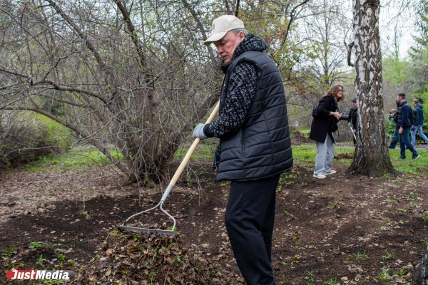 В Екатеринбурге первые лица города взялись за грабли - Фото 10