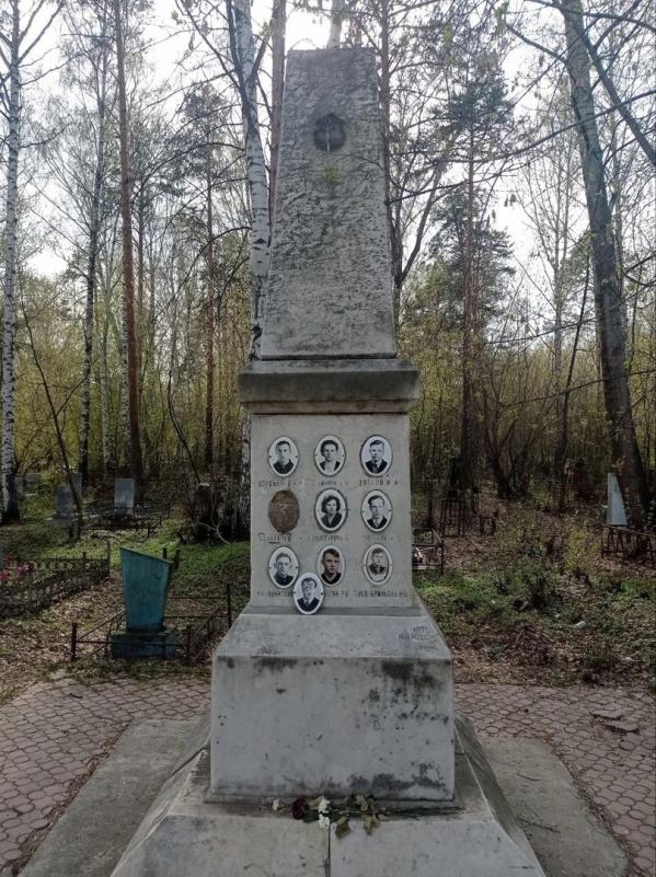 Вандалы осквернили мемориал дятловцев на Михайловском кладбище Екатеринбурга - Фото 2