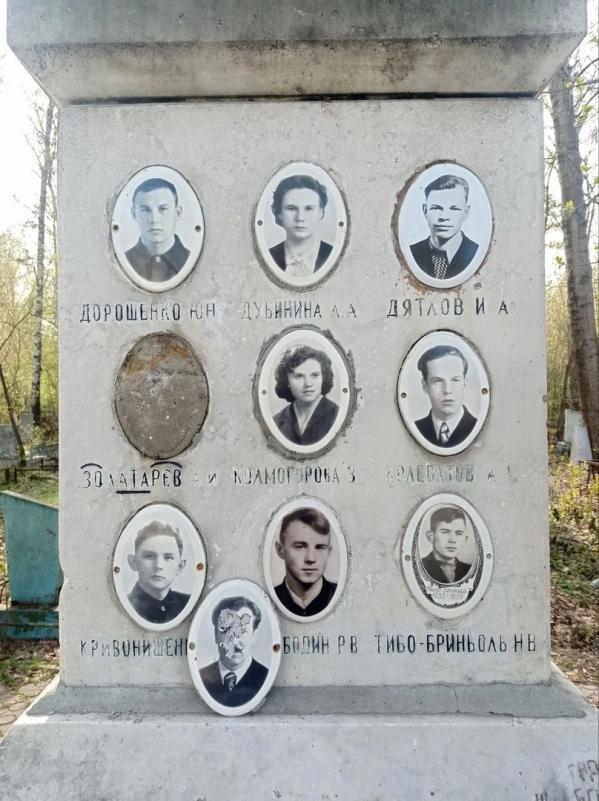 Вандалы осквернили мемориал дятловцев на Михайловском кладбище Екатеринбурга - Фото 3