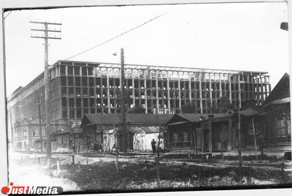 Центром площади Парижской Коммуны должна была стать 46-этажная высотка Дома промышленности - Фото 13