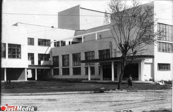 Центром площади Парижской Коммуны должна была стать 46-этажная высотка Дома промышленности - Фото 18