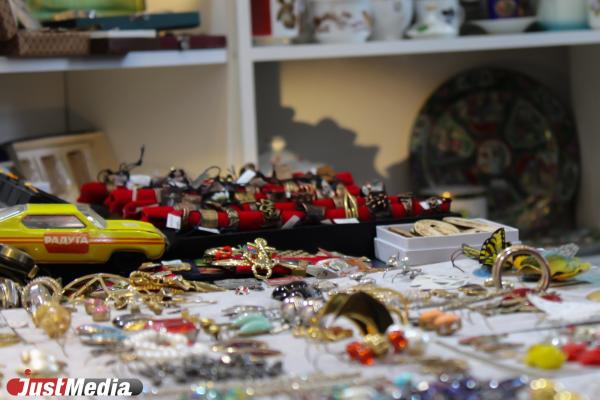 «Моя коллекция стоит дорого и не в рублях». Екатеринбурженка Анна Холод владеет винтажным бутиком и дрифтует на старых авто - Фото 2